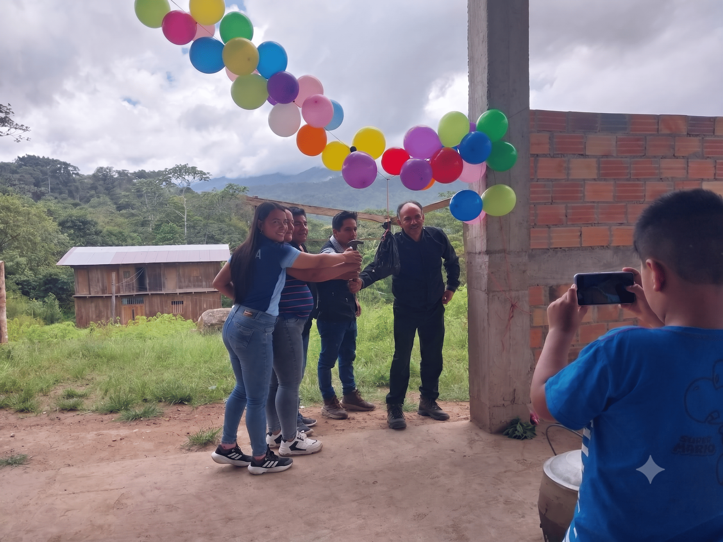 MUNICIPALIDAD DISTRITAL DE VISTA ALEGRE ENTREGA CASA MULTIUSO AL CASERÍO EL DORADO